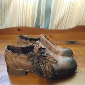 Tan floral loafers size 7.5 (EU 38)